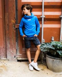 donkergrijze korte broek met kobaltblauwe strepen van het stoere jongenskleding merk SKURK