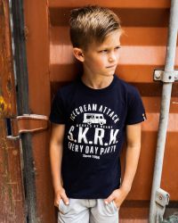 donkerblauw t-shirt van het stoere jongenskleding merk SKURK